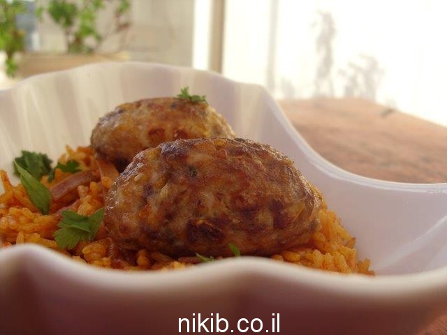 קבבונים על מצע אורז אדום ואטריות